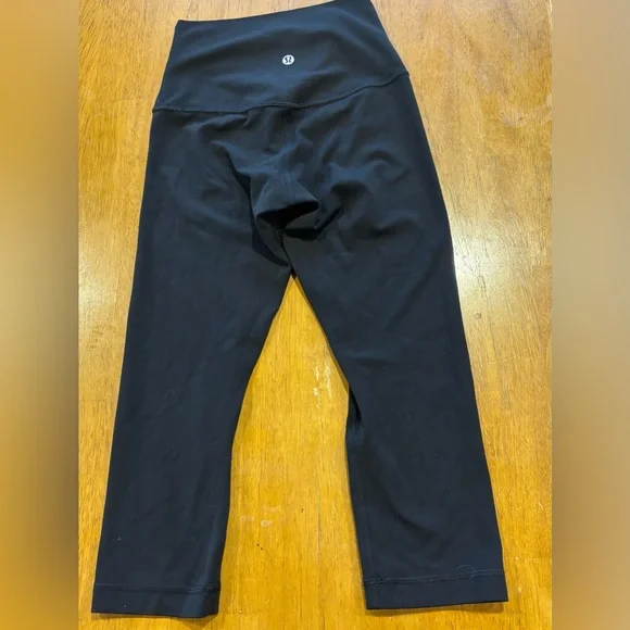 Lululemon Black High Rise Crop Leggings Size 2 Hidden Waist Pocket Yoga Pants - Picture 3 of 4